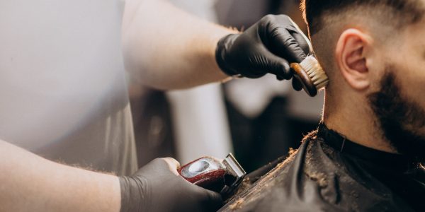 cliente-facendo-taglio-di-capelli-in-un-salone-di-barbiere_1303-20762