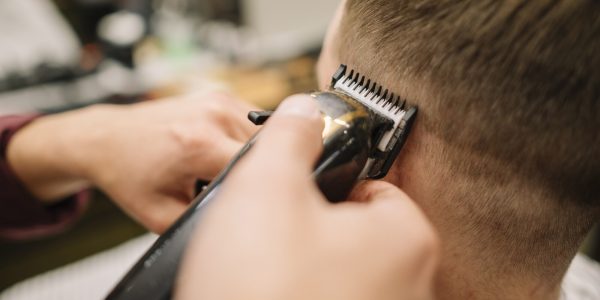 vista-del-primo-piano-dell-uomo-che-ottiene-un-taglio-di-capelli_23-2148506364